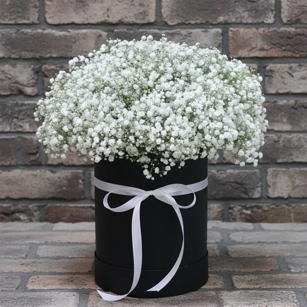 Цветочная композиция из Гипсофила в шляпной коробке в Большие Парфенки