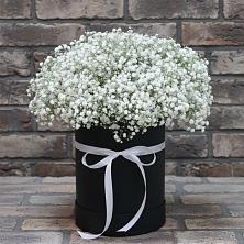 Цветочная композиция из Гипсофила в шляпной коробке в Большие Парфенки