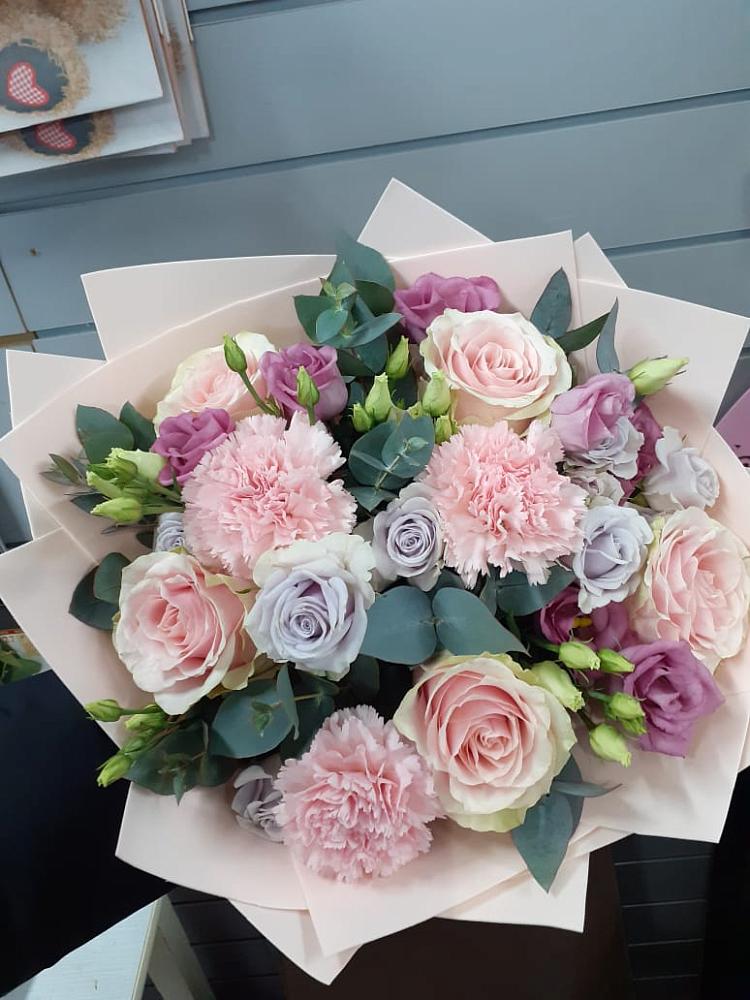 Букет цветов из: Розы, Гвоздики и Лизиантусы в Большие Парфенки